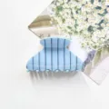 Pince à cheveux rayée bleue moyenne PVC pince requin accessoires de coiffure détail vue - Pince à Pointe Carrée Rayée / M / Bleu clair