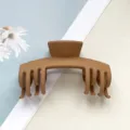 Nahaufnahme der matten braunen Haarklammer, schickes Detail der Haifischklammer für dickes Haar. - Doppelreihiger Knochen Baseballkappen-Stil / 10.5cm / Mattes Ingwer #5