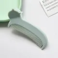 Dettaglio in primo piano del pettine per capelli portatile verde chiaro con orecchie. - Pettine clip per capelli a testa di gatto 7,5 cm - Verde mela