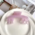 Nahaufnahme einer helllila Jelly-Haarklammer, elegantes Accessoire sauber präsentiert. - Hellviolett