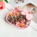 Joli ensemble de boîtes de rangement chat dessin animé avec mini pinces à cheveux fleurs. - Boîte Chat Épingles Plumeria Café / 15 Pièces (2.5cm)