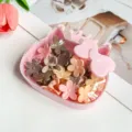 Jolie boîte de rangement chat rose avec pinces à cheveux fleuries colorées pour filles et enfants. - Boîte Chat Épingles Fleurs Café / 15 Pièces (2.5cm)