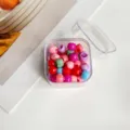 Gros plan de mini pinces à cheveux colorées en boîte transparente pour coiffure d'enfants. - 1cm Boîte De 70 Pièces / Cercle Huit Couleurs Vives