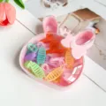 Gros plan détaillé de mini pinces à cheveux mignonnes dans une boîte de rangement rose lapin. - Boîte Lapin Couleurs Gelée Pinces à Cheveux Croisées / 15 Pièces (2.5cm)