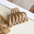 Nahaufnahme der durchsichtigen beigen PC Haarklammer im Kürbisdesign für elegantes Halb-Hochstecken. - Kürbis-Gitter-Stil / 5.50 cm / Gelee-Kaffee