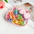 Boite de rangement mignonne en forme de chat avec de petites pinces a cheveux colorees. - Boîte Chat Couleurs du Printemps Pinces à Cheveux Cœur / 15 Pièces (2.5cm)