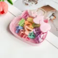Gros plan détaillé de mini pinces à cheveux colorées dans une jolie boîte de chat rose. - Boîte Chat - Style Semicirculaire / 15 Pièces (2.5cm) / Couleurs de Printemps