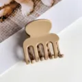 Detailaufnahme der matten Haarklammer, elegante beige Haarklammer für schickes Styling. - 5CM Vier-Zahn-Haarklammer (#6) / Matt Hellkaffee