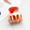 Kleiner Haarspange Detailaufnahme mit Marmor Muster, elegantes Haaraccessoire für Frauen. - 5cm Vier-Zahn-Clip / Orangerot
