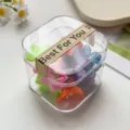 Detailaufnahme süßer Mini Blumen Haarklammern im transparenten Set, ideal für Kinder und Mädchen Styling. - Frühlingsfarbene Blume