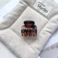 Braune Schildpatt Haarklammer mit 7 Zähnen Detailansicht, elegante Acryl Haargreifer für Damen. - 4cm Sieben-Zähne / Glänzend Kaffee Leopard