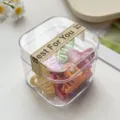 Detailansicht eines Sets kleiner pastellfarbener Haarklammern in transparenter Box. - Frühlingsfarbe Kreuz