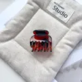 Detailaufnahme einer stilvollen Leo-Print Haarklammer, ideal für elegante Halb-Hochsteckfrisuren. - 4cm Sieben-Zähne / Glänzendes Schildpatt