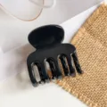 Nahaufnahme einer kleinen schwarzen Silikon Haarklammer für elegante Frisuren im Alltag. - 5cm Weicher Silikon Vier-Zahn Stil (89113) / Hellschwarz