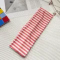 Primo piano della fascia per yoga a righe rosse e bianche con tessuto elastico e assorbente. - 7.5cm / strisce rosa e bianche