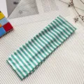 Vista dettagliata di una fascia per yoga a righe verdi e bianche, accessorio sportivo. - 7.5cm / Strisce blu e bianche