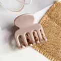 Detailaufnahme einer minimalistischen Haarspange in Nude mit glatter Oberfläche. - Lotusrosa