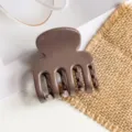 Braune kleine Haarklammer im Detail, weiches Silikonmaterial, ideal für elegantes Alltags-Styling. - Braun
