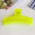 Nahaufnahme Detail der neongelben Jelly Haarklammer mit transparenter Textur und Feder. - Fluoreszierendes Gelb (90709)