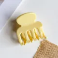 Detail van lichtgeel haarspeldje, kleine kunststof haakklem voor een elegant half opgestoken kapsel. - Effen Roomgeel