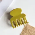 Detail van olijfgroene PC haarclip, glanzende afwerking voor stijlvolle dagelijkse kapsels. - Effen Mosterdgeel