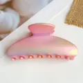 Primo piano del fermacapelli rosa sfumato con una superficie liscia elettroplaccata. - Molletta per capelli in ABS 10,5 cm a testa quadrata - Avorio opaco