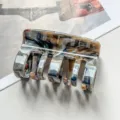 Close-up detail of the stylish marble pattern hair claw clip, showing its unique multi-tooth texture. - 9.5cm / 9.5cm Comb-Coffee Black