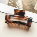 Nahaufnahme der bernsteinfarbenen Schildpatt rechteckigen Haarklammer, stilvolles Accessoire. - Rechteckig Hohl Stil / 8.5cm / Glänzend Kaffee Leopard