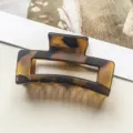Nahaufnahme einer stilvollen rechteckigen Haarklammer im Schildpatt-Design für den Alltag. - Rechteckig Hohl Stil / 8.5cm / Matt Schildpatt