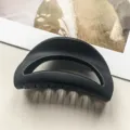 Detailaufnahme der matten schwarzen geometrischen hohlen Haarspange, elegantes Zubehör. - Mond-Hohlstil / 10.5cm / Mattes Schwarz