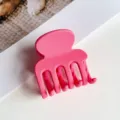 Matte rosa Mini Haarklammer Detail, ideal für sicheres Styling von halben Pferdeschwänzen. - Matte Barbie Pink