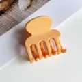 Matte orange kleine Haarklammer Detailansicht, stilvolle einfarbige Haarkralle für Damen. - Matt Orangegelb