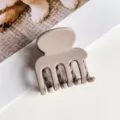 Kompakter matter Haargreifer in neutralem Nudeton, ideal für schicke Alltagsfrisuren. - Mattes Khaki