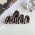 Glossy dark brown wavy hair claw clip detail, stylish and elegant hair accessory for styling. - Wave Style (PC 6.5cm Wave Clip) / Glossy Dark Brown