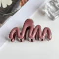 Detail view of a mauve wavy hair claw clip, elegant minimalist design for daily hairstyles. - Wave Style (PC 6.5cm Wave Clip) / Glossy Wine Red