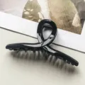 Schwarze geometrische Haarklammer, elegante große Acryl Haarspange für Damen Alltagsstyling. - Geometrischer Kreuzstil / 13cm / Glänzendes Schwarz