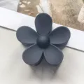 Schwarze matte Blumen Haarklammer, elegante geometrische Haarspange für Damenstyling. - Blumenstil / 7.5cm / Mattes Schwarz