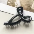 Schwarze geometrische Haarklammer, stilvolles großes Haaraccessoire für elegantes Styling. - Hohle Schleife Stil / 10cm / Glänzendes Schwarz