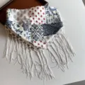 Böhmisches Paisly-Dreiecktuch mit Patchwork-Muster und eleganten weißen Fransen im Detail. - Blau Weiß Floral