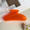 Close-up van transparante oranje haarspeld gestileerd met bloemdecoratie en magazine achtergrond. - Glaskleur Vierkante Kop (90711) / 10.5cm / Oranje