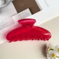 Primo piano di una pinza per capelli jelly trasparente rosa vivo, design lucido ed elegante. - Rosso