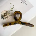 Detailansicht der 13cm Kreuz Haarklammer aus dickem PC Material, elegantes Haaraccessoire. - Matt Schildpatt