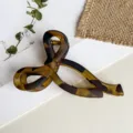 Nahaufnahme der stilvollen Leopardenmuster Schleife Haarklammer mit feiner Textur für den Alltag. - 10cm / Matt Schildpatt