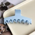 Hellblaue Haarklammer Detailansicht, glänzendes Finish, minimalistisches Design für Alltag. - Himmelblau