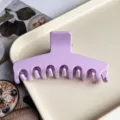 Minimalistische lila glänzende Haarklammer, elegantes geometrisches Design, Detailansicht. - Hellviolett