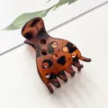 Detailopname van schildpad haarklauw, elegant uitgesneden ontwerp voor een stevige grip. - Mat Koffie Luipaard