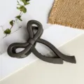 Dunkelgraue matte Schleifen Haarklammer im Detail, elegantes Styling Haaraccessoire. - 10cm / Matt Dunkelbraun
