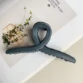 Detailansicht einer matten dunkelgrauen Haarklammer mit Kreuzdesign für Frisuren. - Matt Nebelblau