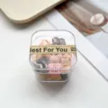 Gros plan de mini pinces à cheveux colorées en boîte transparente avec formes mignonnes pour le coiffage. - Cœur Café au Lait / 20 Pièces/Paquet (2cm)