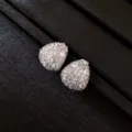 Nahaufnahme der funkelnden Zirkon Tropfen Ohrstecker, elegantes minimalistisches Schmuckdesign. - Wassertropfen Zirkonia Ohrstecker (12#) / Silber-Wassertropfen
